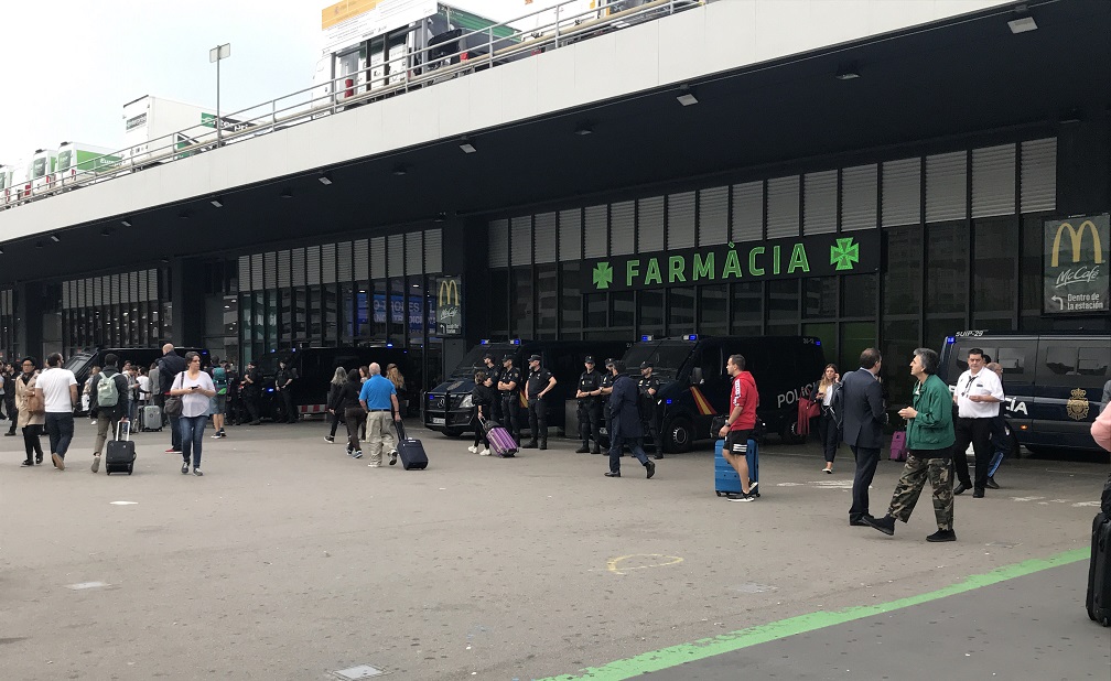 Image of Barcelona's Sants station, with several police officers guarding it on October 14, 2019 (by Guifré Jordan)