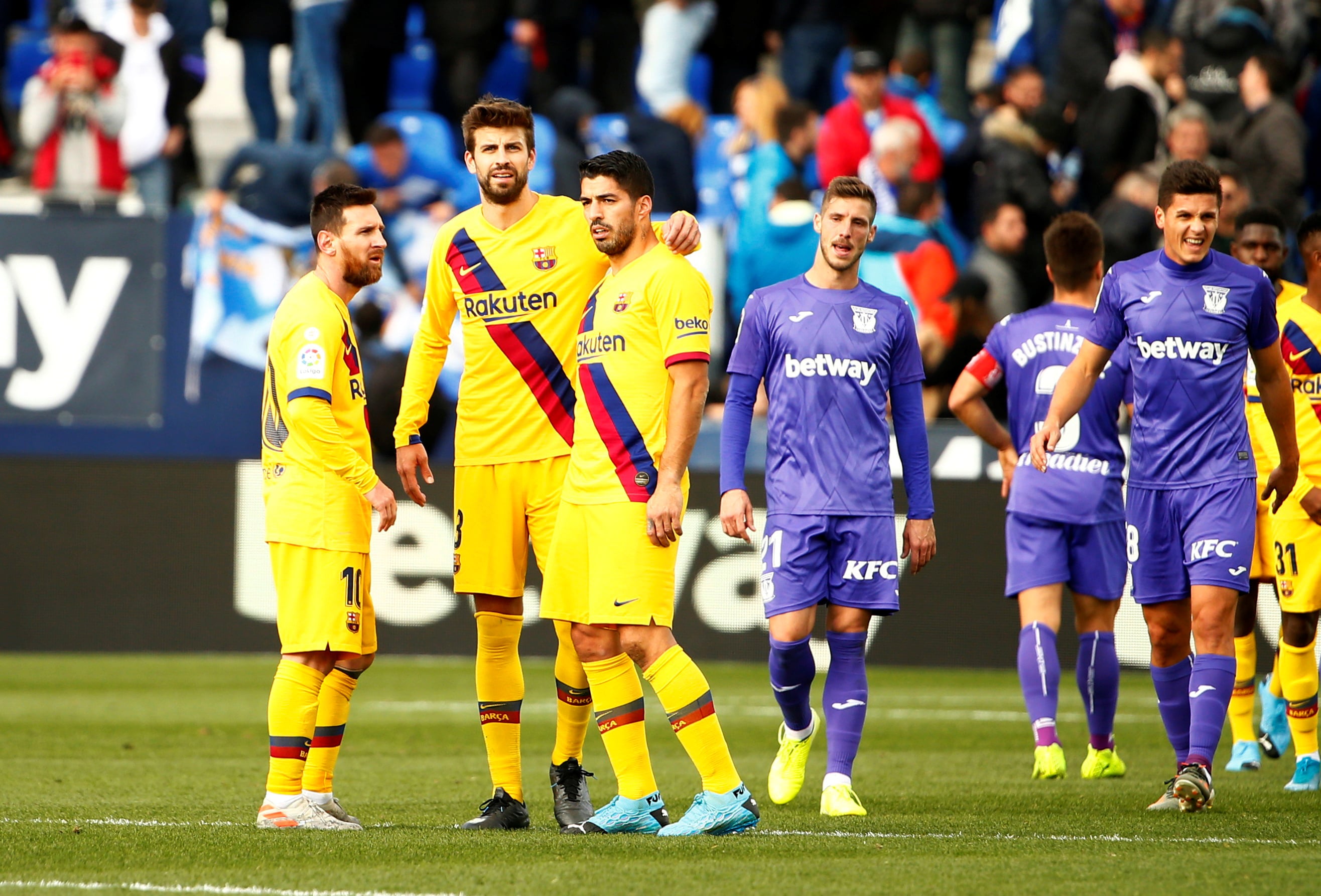Messi, Piqué, and Suárez celebrate reluctantly against Leganés (by REUTERS/Javier Barbancho)