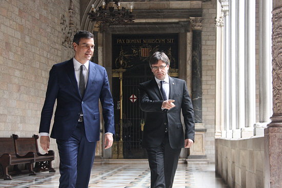 Carles Puigdemont and Pedro Sánchez walk to the office of the former Catalan president for a meeting in 2016 (by Mateos P.)