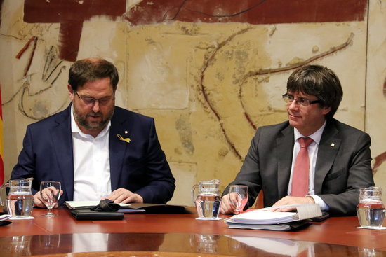 Image of the former Catalan vice president, Oriol Junqueras, with the former president, Carles Puigdemont, in October 2017 (by Pere Francesch)