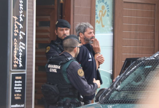 Guardia Civil officers detain a CDR activist in Sabadell (by Miquel Codolar)