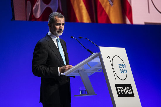 Spanish king Felipe VI speaks at a Princess of Girona Foundation award ceremony (by Laura Fíguls)