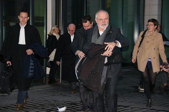 Former ministers Toni Comín and Lluís Puig leave a Belgian court after their hearing on November 7, 2019 (by Nazaret Romero)