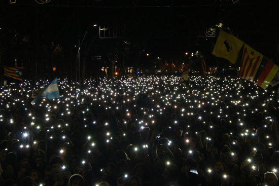 Thousands of people light their phones during a concert organized by Tsunami Democràtic in Barcelona center, on November 9, 2019 (by Elisenda Rosanas)