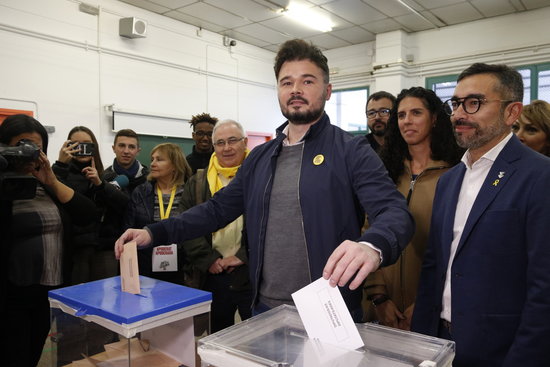 ERC candidate in the Spanish Congress, Gabriel Rufián, voting in the Spanish general election (by ACN)