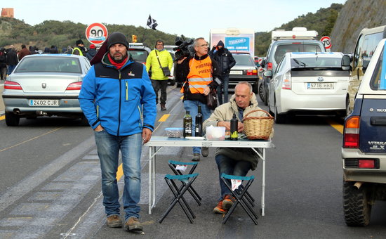 Protester having breakfast at the AP-7 highway, connecting Catalonia with France (by Àlex Recolons)