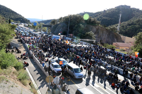 The AP-7 road blocked by protesters near the French border (by Àlex Recolons)
