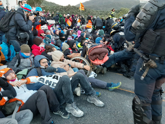 French police begin charging against pro-independence supporters blocking the AP-7 (by Gerard Vilà)