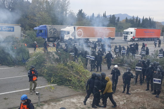 Image of the police operation to remove protesters from AP-7 highway on November 13, 2019 (by Xavier Pi)