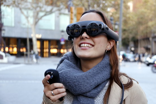A user of the virtual reality goggles in Barcelona's Passeig de Gràcia, on November 19, 2019 (by Jordi Bataller)