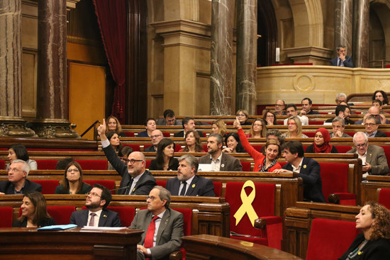 Members of the Catalan parliament vote for a motion on November 26, 2019 (by Mariona Puig)