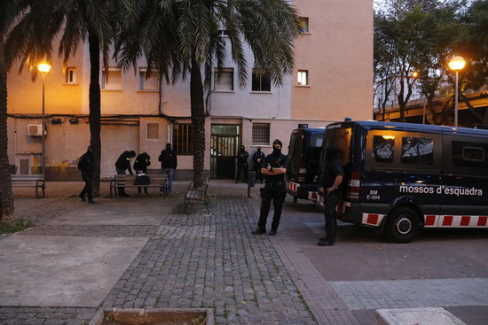 Several Catalan police officers during a raid in Sant Roc neighborhood, Badalona, on November 29, 2019 (by Eduard Batlles)