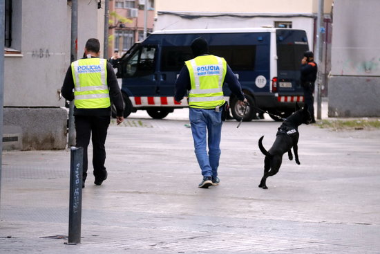 Police during the operation against drug and weapon traffickers in Badalona (by Eduard Batlles)
