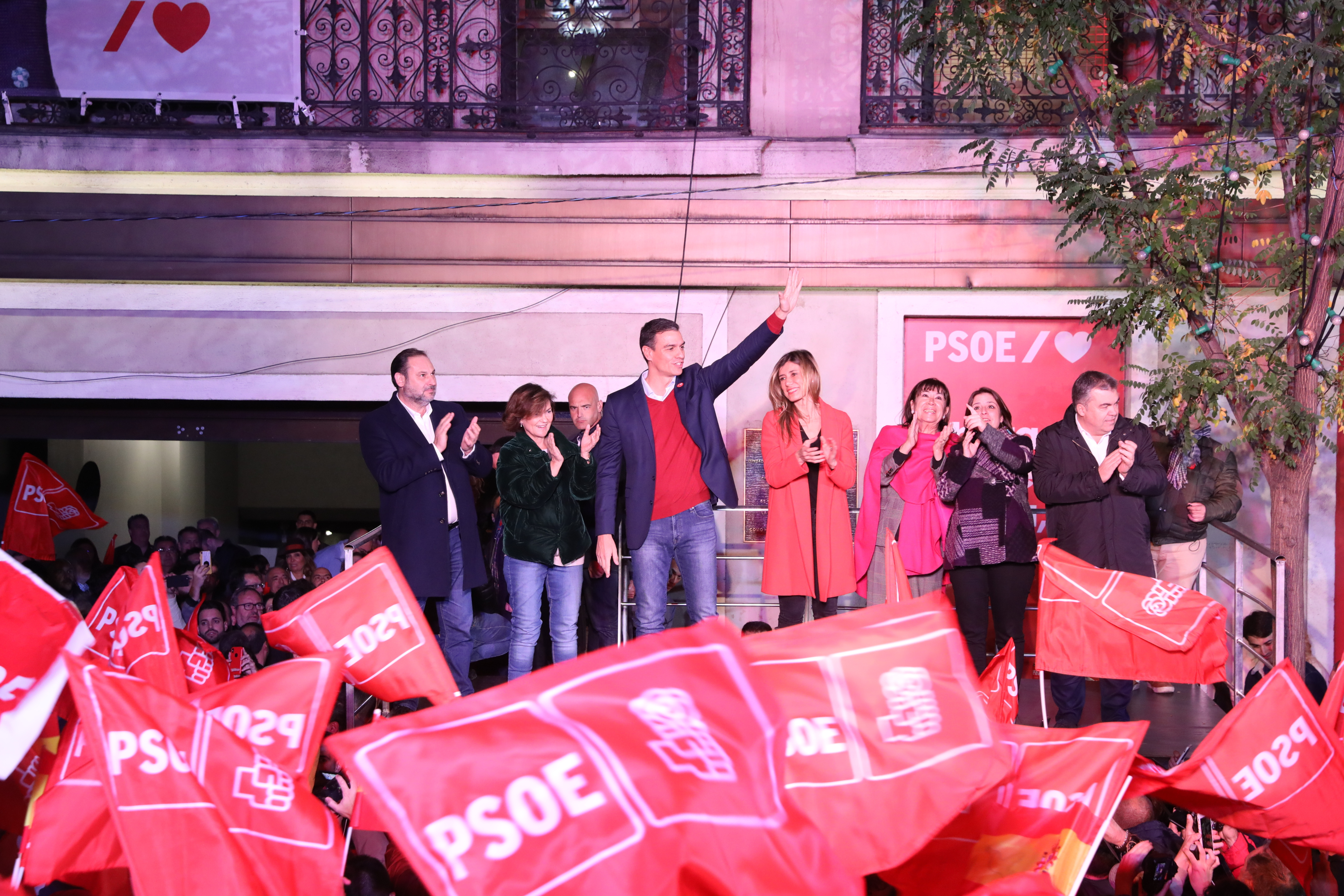 Pedro Sánchez celebrates his victory in the Spanish election at the Socialist party's headquarters in Madrid (by ACN)