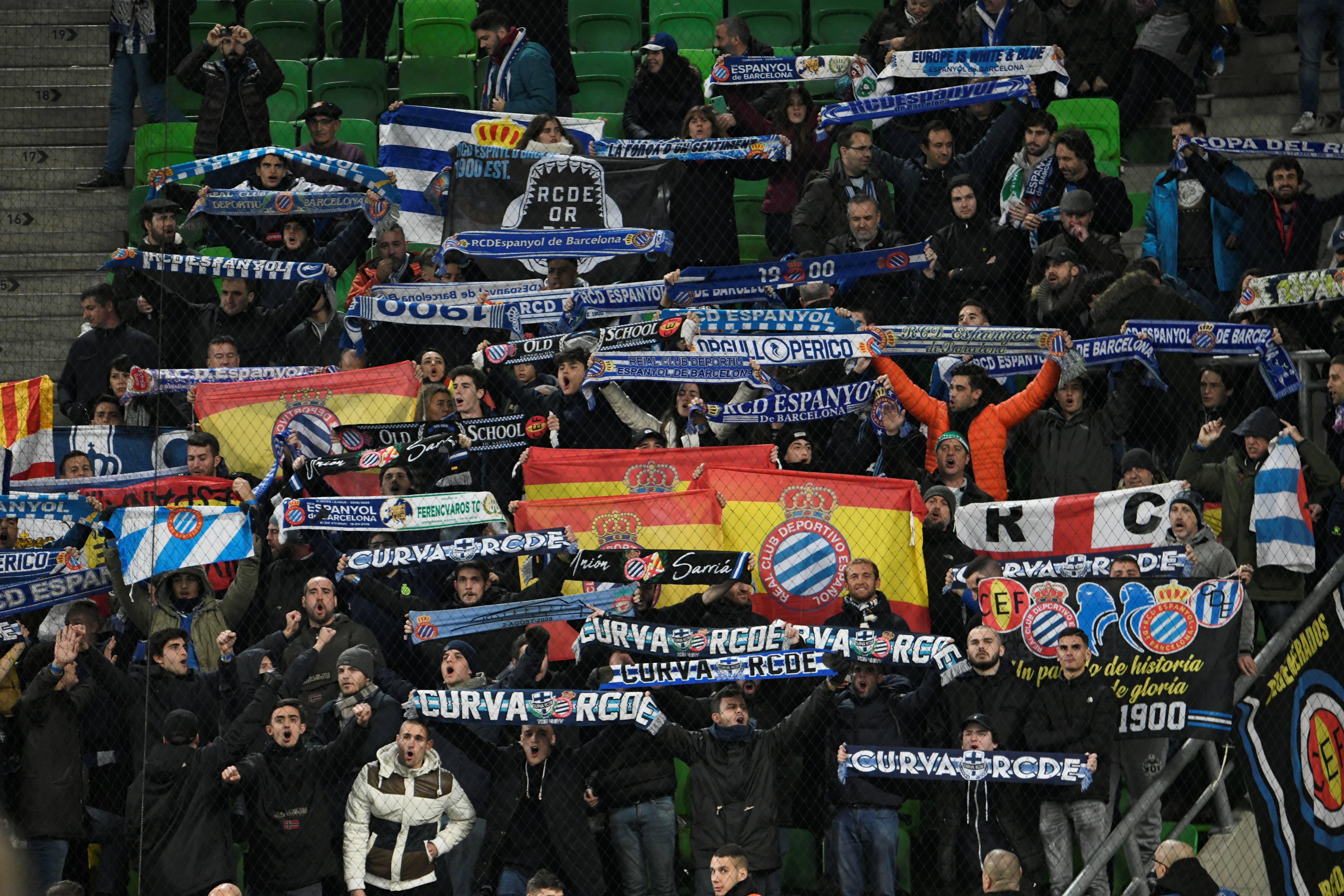 Espanyol fans in Hungary celebrate topping their Europa League group (by REUTERS/Tamas Kaszas)