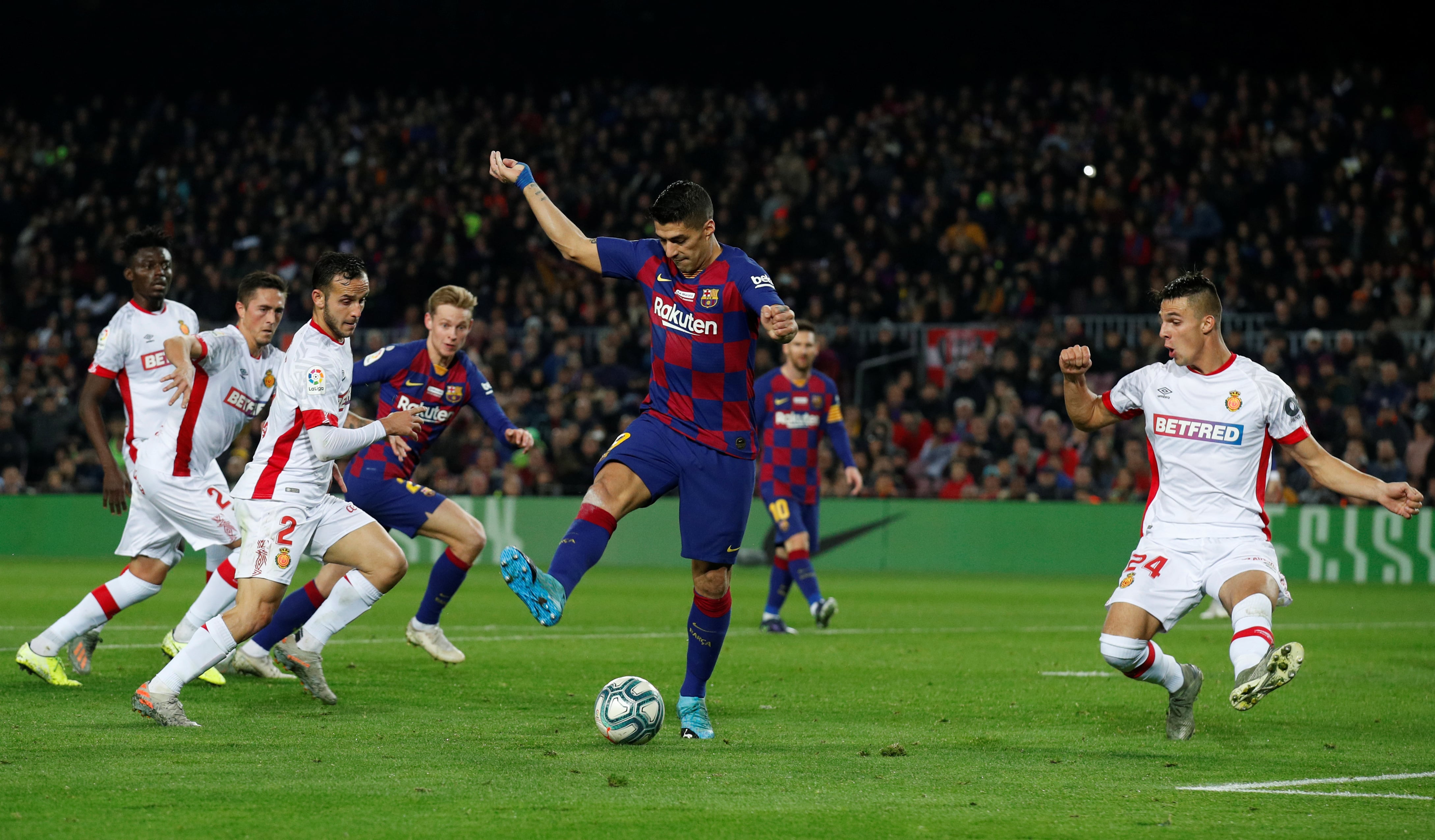 Luis Suárez contorts his body to score an incredible back-heel goal against Mallorca (by REUTERS/Albert Gea)