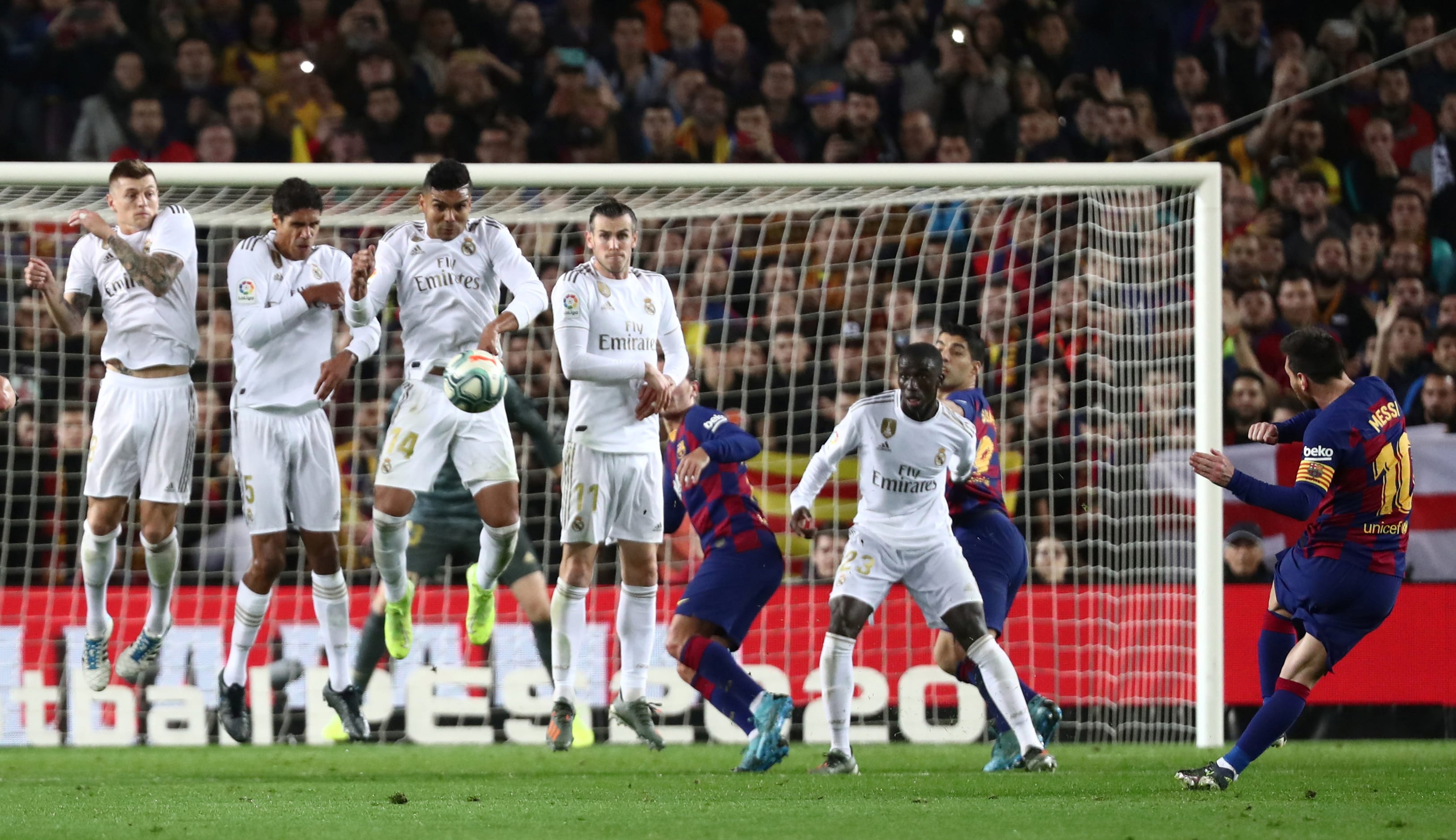 The Real Madrid wall attempts to block Leo Messi's free kick shot (by REUTERS/Sergio Perez)
