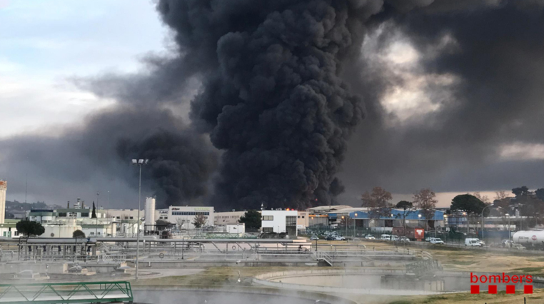Image of the black smoke resulting from a fire in a Montornès del Vallès industrial area, on December 11, 2019 (by Catalan firefighters)