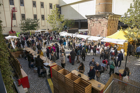 The Christmas market at the Old Estrella Damm Factory in 2018 (by TRESC)