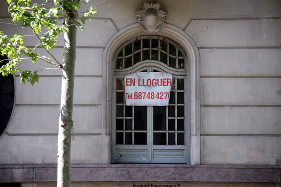 Image of a banner offering a flat to rent, on May 22, 2019 (by Sílvia Junyent Dalmau)