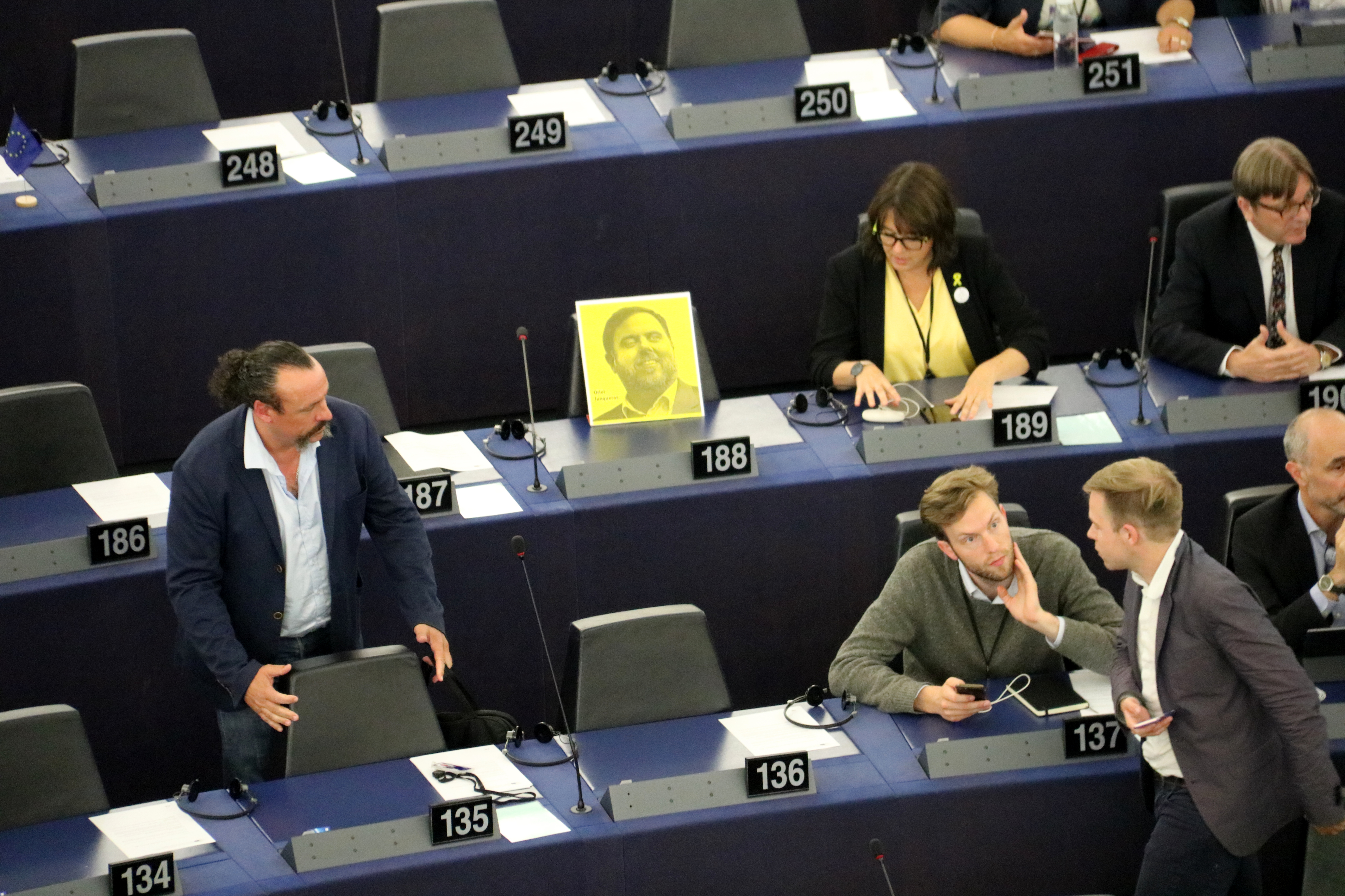 Oriol Junqueras' vacant seat in the European Parliament, with a portrait of the jailed Catalan leader (by Blanca Blay)