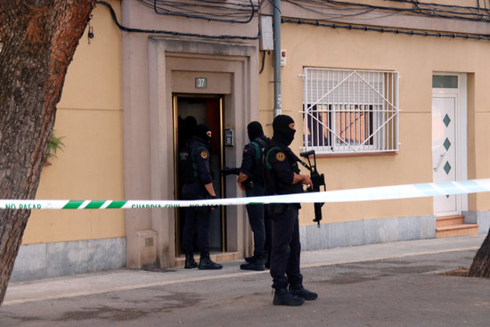 Spanish police agents in Sabadell during raids on homes of CDR activists on September 23, 2019 (by Miquel Codolar)