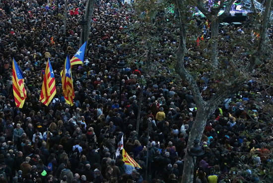 Tsunami Democràtic protesters gather at Plaça Universitat for a demonstration in November, 2019 (by Norma Vidal)