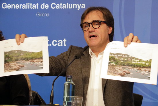 Government secretary for urban habitat, Agustí Serra, with images of the proposal in Begur (by Marina López)