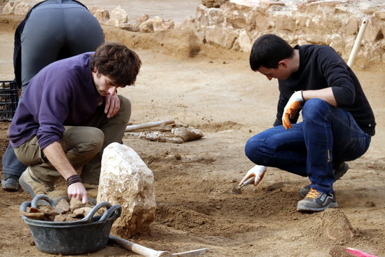 Archeologists working on the excavation of a Roman-era Via Augusta in the Catalan town of Badalona (by Eduard Batlles)