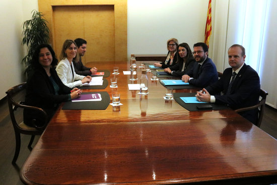 Catalunya en Comú - Podem representatives (left) sign a budget deal with government officials (right) in Barcelona on December 15, 2019 (by Bernat Vilaró)