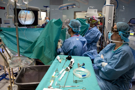 Doctors perform the world's first endoscopy using 3D technology (photo courtesy of Hospital Clínic)