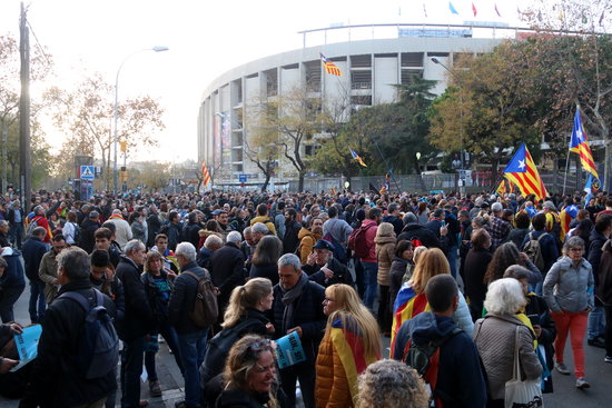 Tsunami Democràtic protesters gather in the surroundings of the Camp Nou stadium ahead of the clásico between Barcelona and Real Madrid, December 18, 2019 (by Aina Martí)