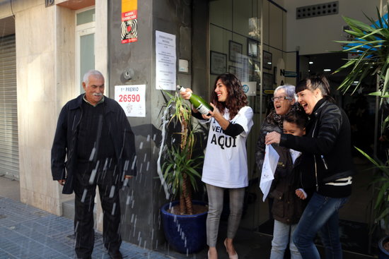 Celebration in Salou lottery outlet, as 26590 was sold there, on December 22, 2019 (by Mar Rovira)