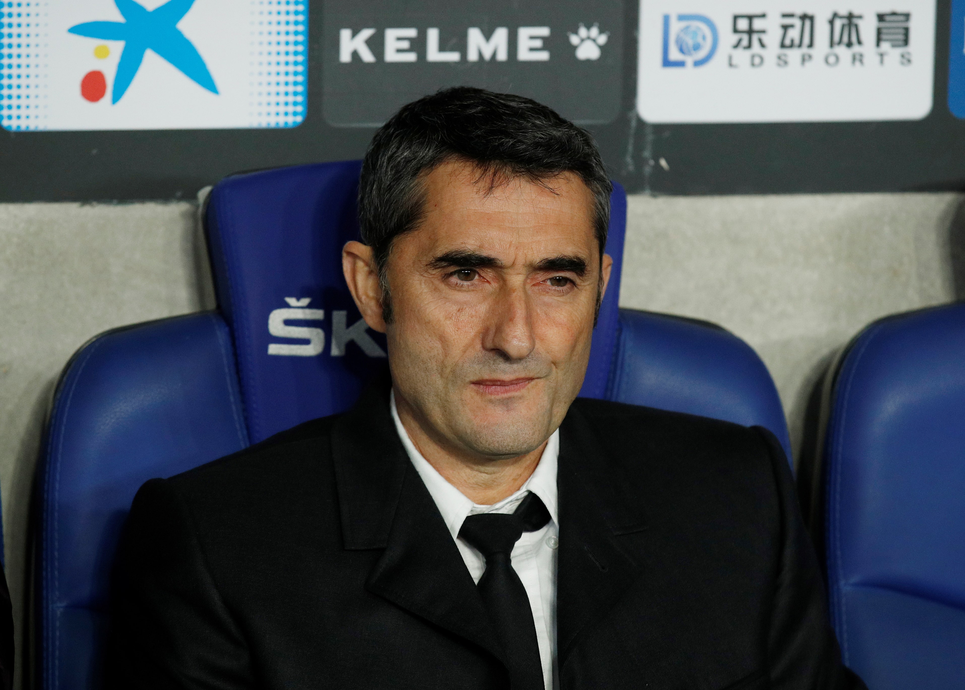 FC Barcelona manager Ernesto Valverde on the bench (by Albert Gea/Reuters)