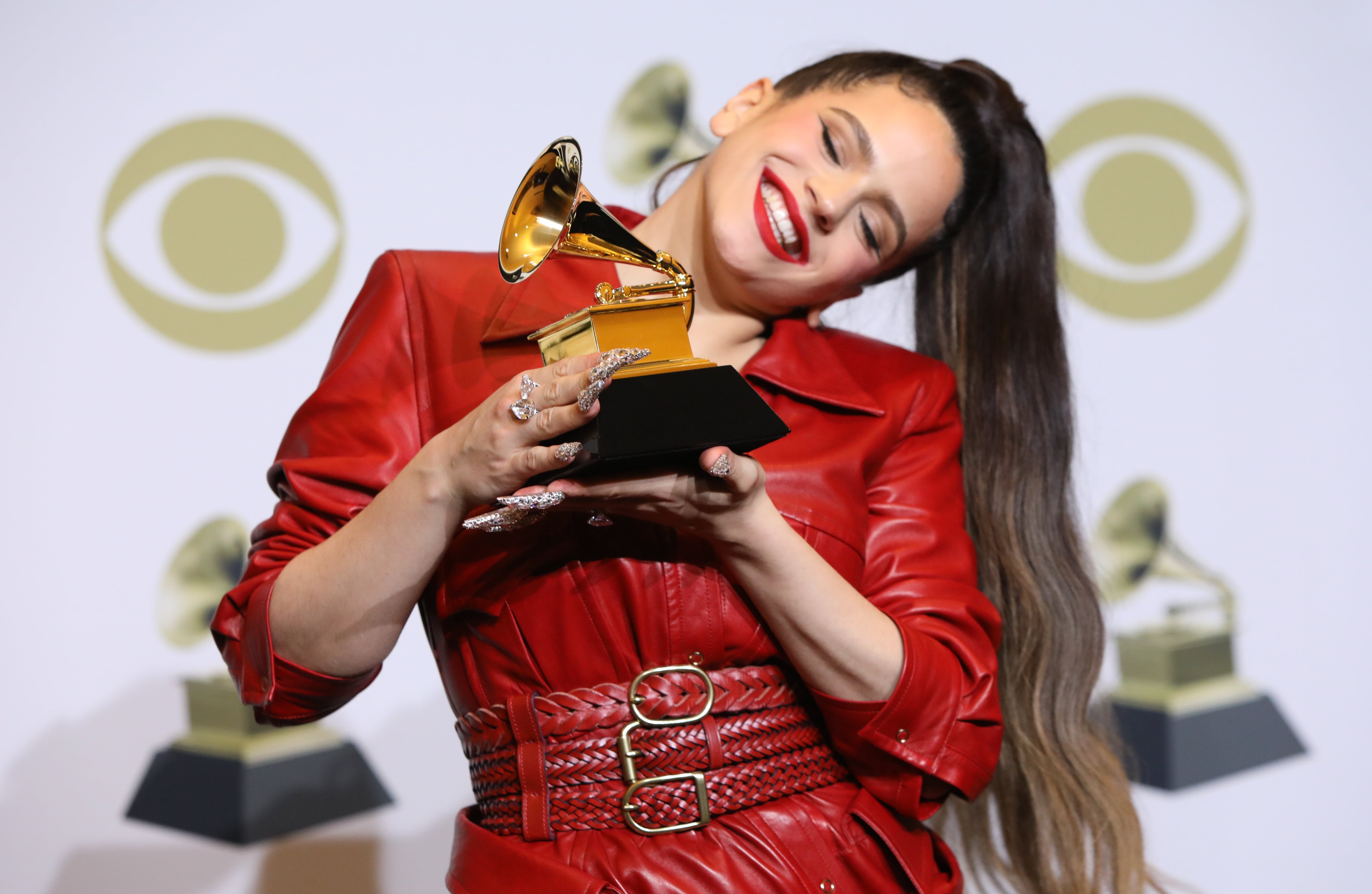 Catalan singer Rosalía poses with her Grammy award upon picking up the honour of Best Latin Rock, Urban or Alternative Album at the 2020 Grammy awards (by REUTERS/Monica Almeida)