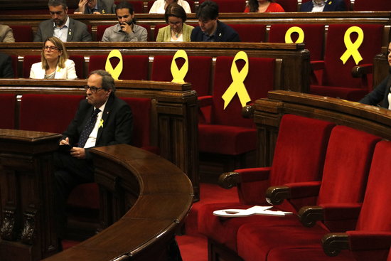 The Catalan president, Quim Torra, sitting in parliament surrounded by yellow ribbons, on May 25, 2018 (by Núria Julià)