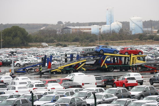 Image of Tarragona port with vehicles and a chemical industrial estate in December 2019 (by Núria Torres)