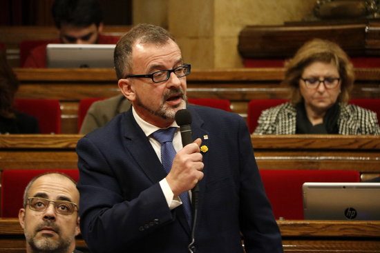 Foreign affairs minister Alfred Bosch speaks in the Catalan parliament on December 11, 2019 (by Guillem Roset)