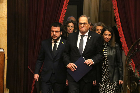Catalan president arrives in the parliament alongside vice president Pere Aragonès and other officials (by Miquel Codolar)