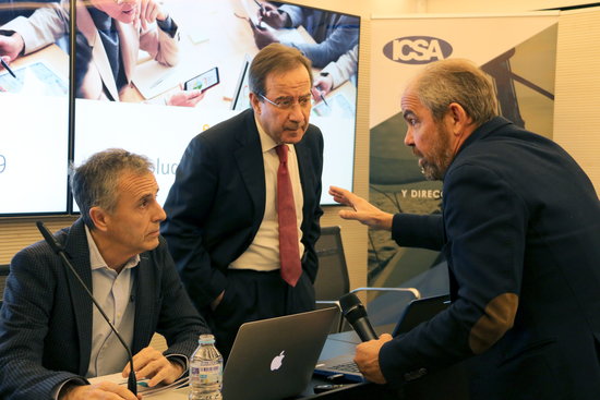 Jordi Costa, professor at the EADA business school, and Ernest Poveda, president of the ICSA group, speak ahead of the presentation of their study on January 9, 2020 (by Maria Belmez)