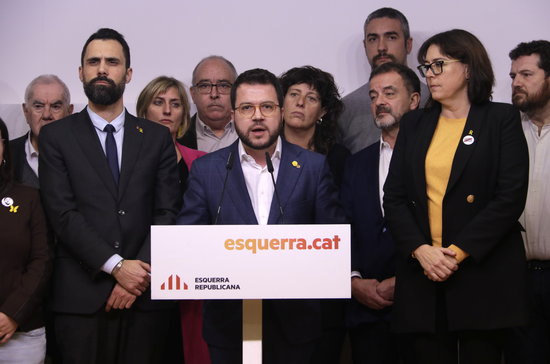 Catalan vice president Pere Aragonès gives a press conference with other ERC members (by Sílvia Jardí)