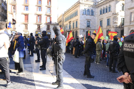 Catalan police keep Vox supporters and antifascist protesters apart in Barcelona's Sant Jaume square on January 12, 2020 (by Laura Fíguls)