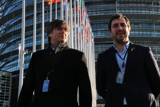 The two pro-independence MEPs Carles Puigdemont and Toni Comín with their accreditations on January 13, 2020 (by Natàlia Segura)