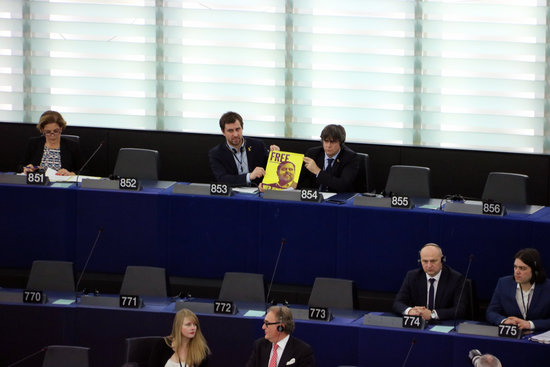 Newly accepted MEPs Toni Comín and Carles Puigdemont, in the EU parliament holding a banner calling for the release of jailed leader Oriol Junqueras in Strasbourg, on January 13, 2020 (by Natàlia Segura)
