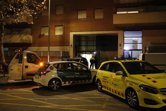 Police cars and ambulances at the scene of the crime against a woman in Terrassa (by Edu Batlles)