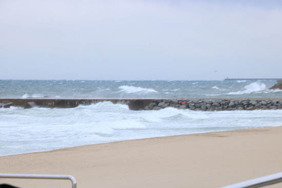 The beach in Barcelona, with high waves (by ACN)