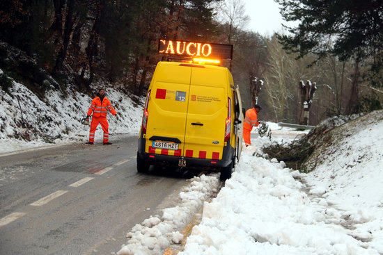 Workers clear snow on the road between L'Estany and El Moianès, January 21, 2020 (by Estefania Escolà)