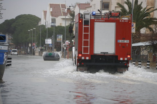 Fire truck traveling along a flooded street in Cambrils January 21, 2020 (by Núria Torres)