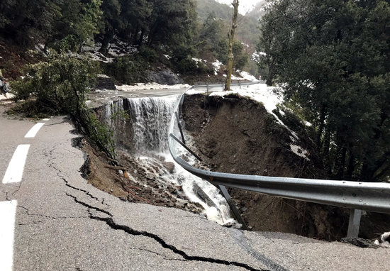 The section of the road that connects the towns of El Brull with Collformic damaged by the effects of Storm Gloria (by Laura Busquets)