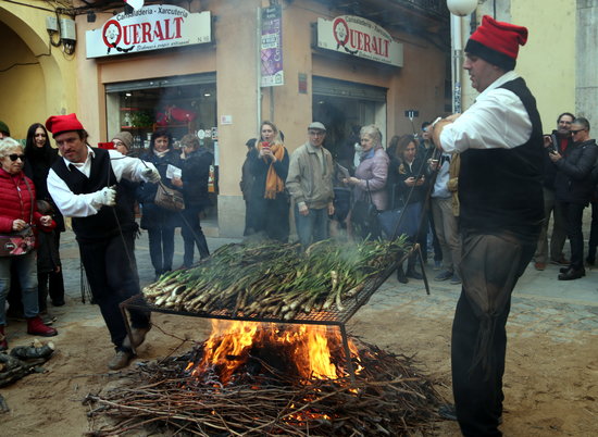 Some calçots being cooked during the great celebration of such feast in Valls, western Catalona, on January 26, 2020 (by Mar Rovira)